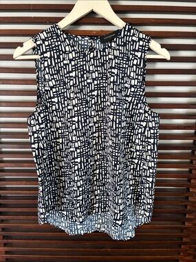 🎉NEW LISTING!🎉Banana Republic Navy & White Geometric Sleeveless Blouse